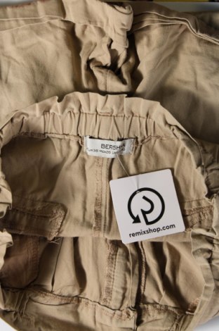 Дамски къс панталон Bershka, Размер S, Цвят Бежов, Цена 8,17 лв.