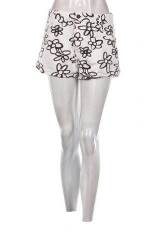 Γυναικείο κοντό παντελόνι Bershka, Μέγεθος M, Χρώμα Λευκό, Τιμή 11,75 €