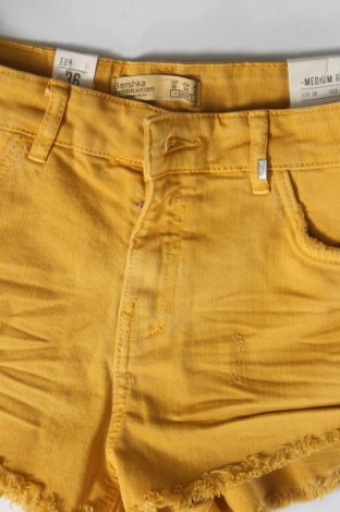 Дамски къс панталон Bershka, Размер S, Цвят Жълт, Цена 7,13 лв.