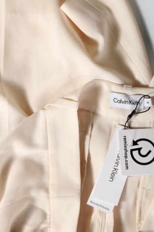 Γυναικείο κοντό παντελόνι Calvin Klein, Μέγεθος M, Χρώμα Εκρού, Τιμή 56,51 €