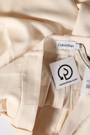 Γυναικείο κοντό παντελόνι Calvin Klein, Μέγεθος S, Χρώμα Εκρού, Τιμή 56,51 €