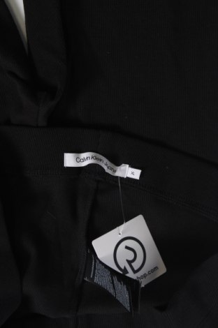 Дамски къс панталон Calvin Klein Jeans, Размер XL, Цвят Черен, Цена 84,24 лв.