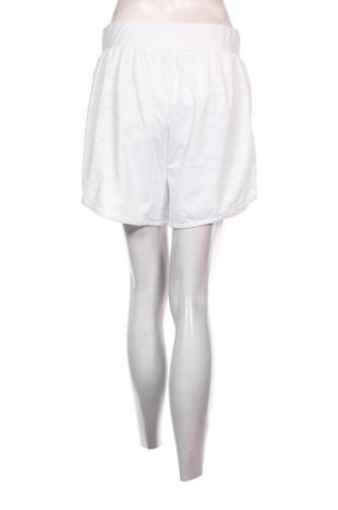 Дамски къс панталон FILA, Размер L, Цвят Бял, Цена 17,71 лв.
