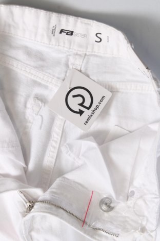 Γυναικείο κοντό παντελόνι Fb Sister, Μέγεθος S, Χρώμα Λευκό, Τιμή 19,18 €