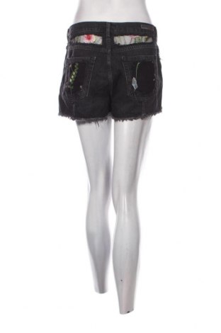 Γυναικείο κοντό παντελόνι Guess, Μέγεθος M, Χρώμα Μαύρο, Τιμή 23,02 €