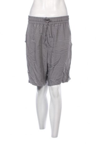 Γυναικείο κοντό παντελόνι Guess, Μέγεθος M, Χρώμα Γκρί, Τιμή 45,83 €