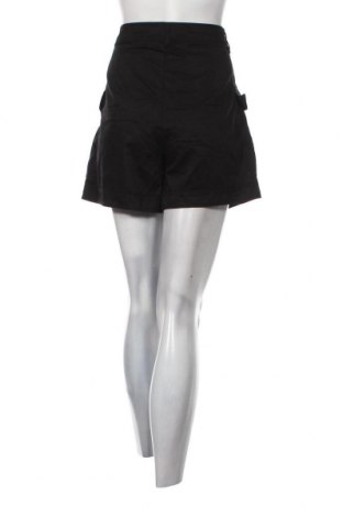 Дамски къс панталон LCW, Размер L, Цвят Черен, Цена 11,40 лв.