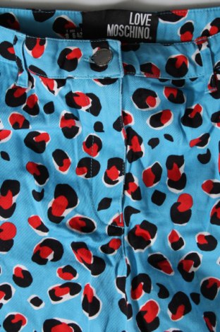 Дамски къс панталон Love Moschino, Размер M, Цвят Многоцветен, Цена 53,40 лв.