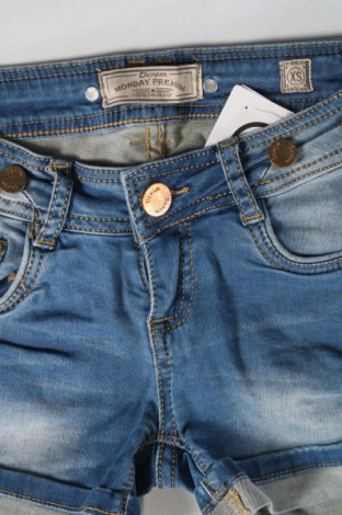 Pantaloni scurți de femei Monday Premium, Mărime XS, Culoare Albastru, Preț 26,17 Lei