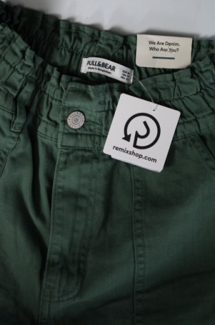 Γυναικείο κοντό παντελόνι Pull&Bear, Μέγεθος M, Χρώμα Πράσινο, Τιμή 15,98 €