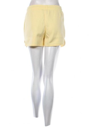 Дамски къс панталон Umbro, Размер L, Цвят Жълт, Цена 77,00 лв.