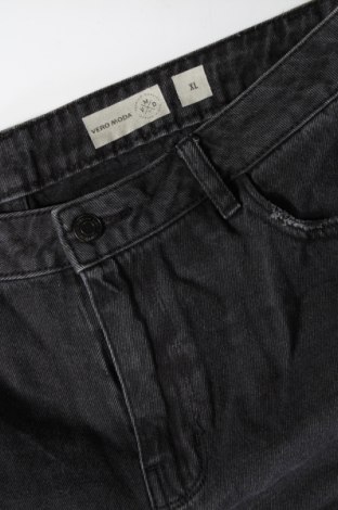 Pantaloni scurți de femei Vero Moda, Mărime XL, Culoare Gri, Preț 51,02 Lei