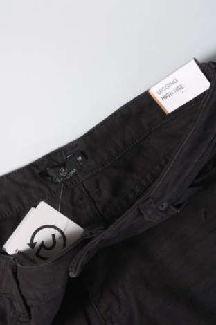 Дамски къс панталон Volcom, Размер M, Цвят Черен, Цена 54,54 лв.