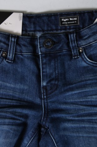Дамски къс панталон Volcom, Размер M, Цвят Син, Цена 57,57 лв.