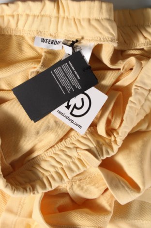 Дамски къс панталон Weekday, Размер XL, Цвят Жълт, Цена 17,28 лв.