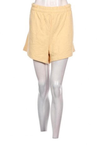 Γυναικείο κοντό παντελόνι Weekday, Μέγεθος XL, Χρώμα Κίτρινο, Τιμή 16,49 €