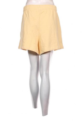 Γυναικείο κοντό παντελόνι Weekday, Μέγεθος XL, Χρώμα Κίτρινο, Τιμή 9,23 €