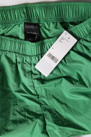 Дамски къс панталон iets frans..., Размер M, Цвят Зелен, Цена 17,71 лв.
