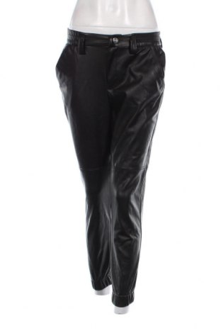 Γυναικείο παντελόνι δερμάτινο Bershka, Μέγεθος XS, Χρώμα Μαύρο, Τιμή 6,28 €