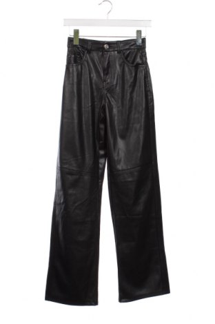 Дамски кожен панталон Bershka, Размер XS, Цвят Черен, Цена 20,70 лв.