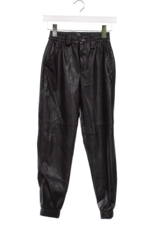 Дамски кожен панталон Bershka, Размер XS, Цвят Черен, Цена 15,66 лв.