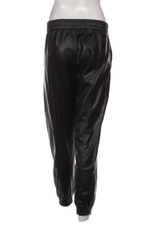 Γυναικείο παντελόνι δερμάτινο Bershka, Μέγεθος M, Χρώμα Μαύρο, Τιμή 15,00 €
