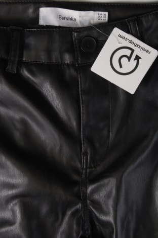 Γυναικείο παντελόνι δερμάτινο Bershka, Μέγεθος XS, Χρώμα Μαύρο, Τιμή 7,18 €