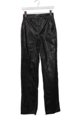 Γυναικείο παντελόνι δερμάτινο Bershka, Μέγεθος XS, Χρώμα Μαύρο, Τιμή 7,18 €
