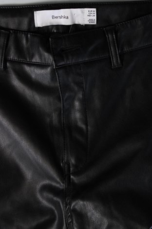 Γυναικείο παντελόνι δερμάτινο Bershka, Μέγεθος M, Χρώμα Μαύρο, Τιμή 5,56 €