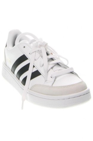 Дамски обувки Adidas, Размер 37, Цвят Бял, Цена 203,00 лв.