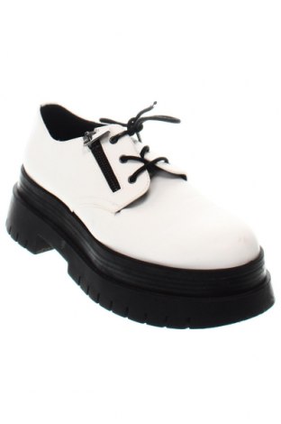 Дамски обувки Bershka, Размер 39, Цвят Бял, Цена 31,98 лв.