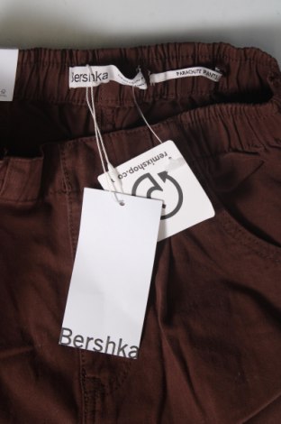 Γυναικείο παντελόνι Bershka, Μέγεθος XS, Χρώμα Καφέ, Τιμή 11,62 €