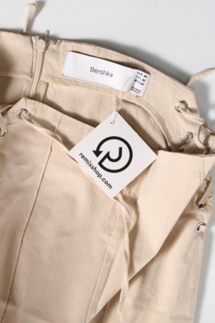 Pantaloni de femei Bershka, Mărime M, Culoare Bej, Preț 38,15 Lei
