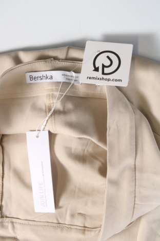 Дамски панталон Bershka, Размер XL, Цвят Бежов, Цена 20,70 лв.
