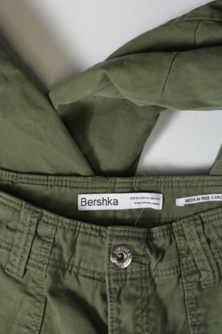 Damenhose Bershka, Größe XS, Farbe Grün, Preis 20,18 €