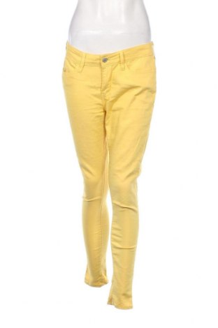 Дамски панталон Levi's, Размер M, Цвят Жълт, Цена 40,80 лв.