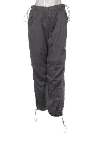Γυναικείο παντελόνι Pull&Bear, Μέγεθος L, Χρώμα Γκρί, Τιμή 8,97 €