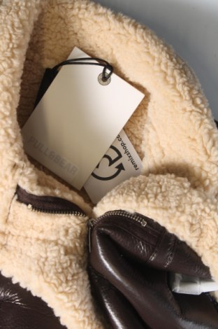 Γυναικείο δερμάτινο μπουφάν Pull&Bear, Μέγεθος L, Χρώμα Καφέ, Τιμή 24,43 €