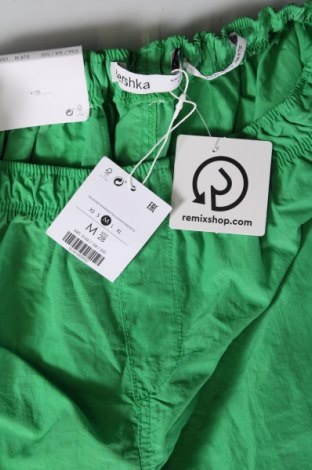 Damen Sporthose Bershka, Größe M, Farbe Grün, Preis 23,71 €