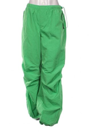 Pantaloni trening de femei Bershka, Mărime M, Culoare Verde, Preț 75,66 Lei