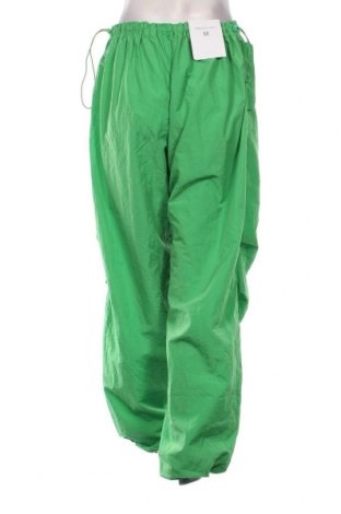 Pantaloni trening de femei Bershka, Mărime M, Culoare Verde, Preț 151,32 Lei