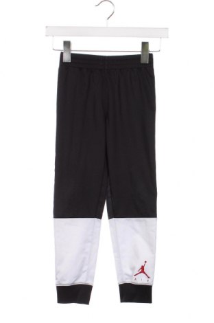 Детско спортно долнище Air Jordan Nike, Размер 6-7y/ 122-128 см, Цвят Черен, Цена 20,40 лв.