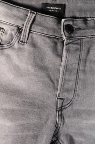 Ανδρικό κοντό παντελόνι Jack & Jones, Μέγεθος M, Χρώμα Γκρί, Τιμή 16,70 €