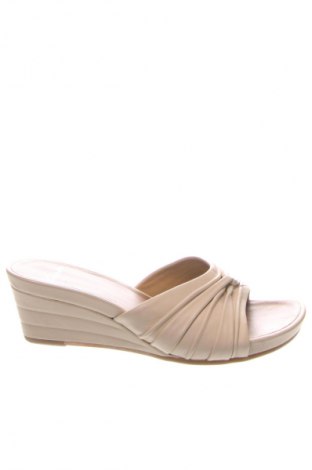 Чехли Clarks, Размер 36, Цвят Бежов, Цена 184,99 лв.