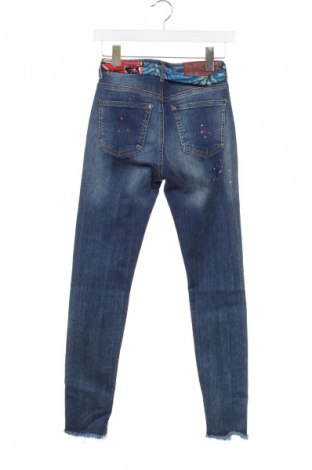Дамски дънки Desigual, Размер XS, Цвят Син, Цена 172,09 лв.
