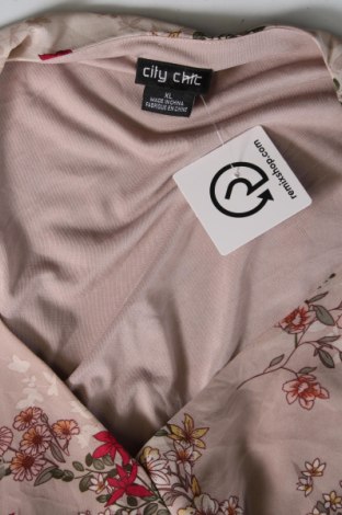 Damen Shirt City Chic, Größe 4XL, Farbe Aschrosa, Preis 10,00 €