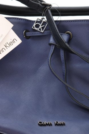 Дамска чанта Calvin Klein, Цвят Син, Цена 249,00 лв.