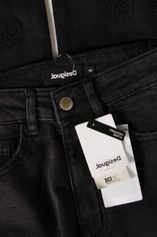 Dámske džínsy  Desigual, Veľkosť S, Farba Čierna, Cena  47,88 €