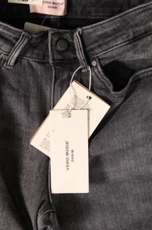 Dámske džínsy  Vero Moda, Veľkosť M, Farba Sivá, Cena  12,30 €