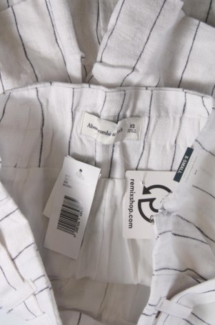 Дамски къс панталон Abercrombie & Fitch, Размер XS, Цвят Бял, Цена 43,20 лв.